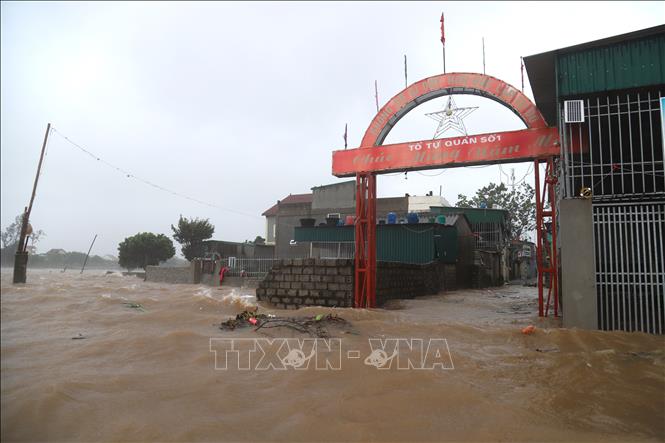 Cụm dân cư của xã Diễn Châu (tỉnh Nghệ An) bị ngập sâu trong nước biển dâng. Ảnh: Xuân Tiến - TTXVN 