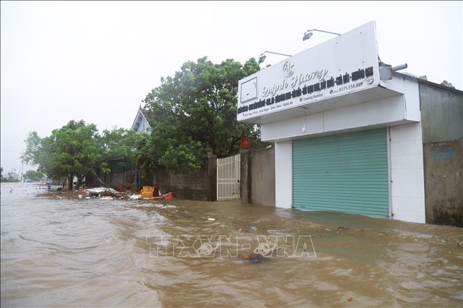 Khu vực dân cư gần cửa biển Lạch Vạn thuộc xã Diễn Châu (tỉnh Nghệ An) bị ngập nặng. Ảnh: Xuân Tiến - TTXVN 