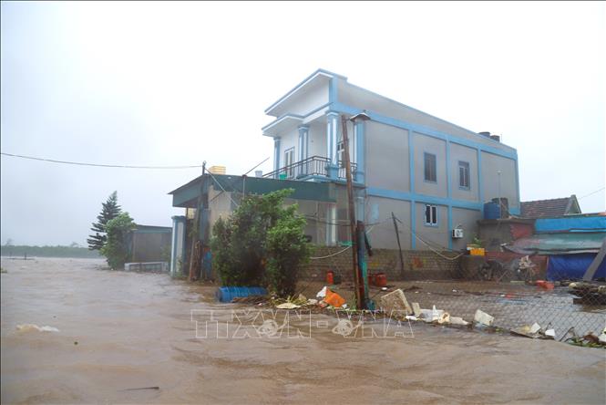 Khu vực dân cư gần cửa biển Lạch Vạn thuộc xóm Ngọc Minh (xã Diễn Châu, tỉnh Nghệ An) bị ngập nặng do nước biển dâng. Ảnh: Xuân Tiến - TTXVN 