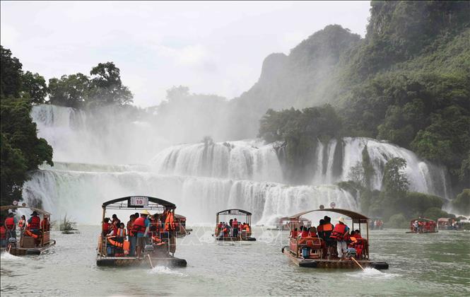 Khu du lịch xuyên biên giới Đức Thiên (Trung Quốc) mỗi ngày thu hút hàng nghìn du khách đến tham quam. Ảnh: Công Tuyên-PV TTXVN tại Trung Quốc