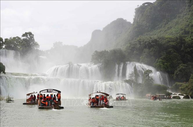 Khu du lịch xuyên biên giới Đức Thiên (Trung Quốc) mỗi ngày thu hút hàng nghìn du khách đến tham quam. Ảnh: Công Tuyên-PV TTXVN tại Trung Quốc