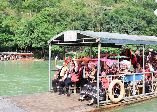 Phía Trung Quốc thường xuyên tổ chức các hoạt động văn hóa, văn nghệ dân gian tại khu vực tham quan để thu hút khách du lịch. Ảnh: Công Tuyên-PV TTXVN tại Trung Quốc