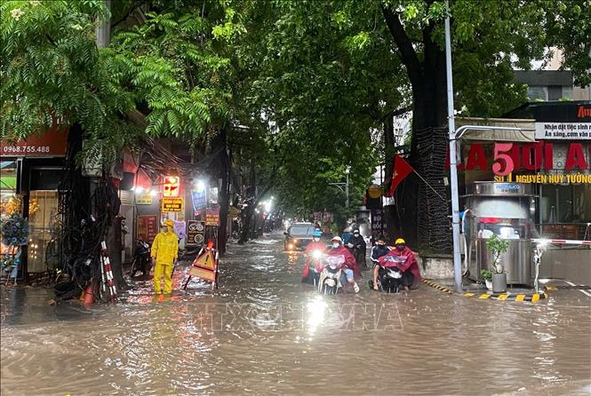 Ngập sâu trên đoạn phố Nguyễn Huy Tưởng. Ảnh: Thống Nhất - TTXVN