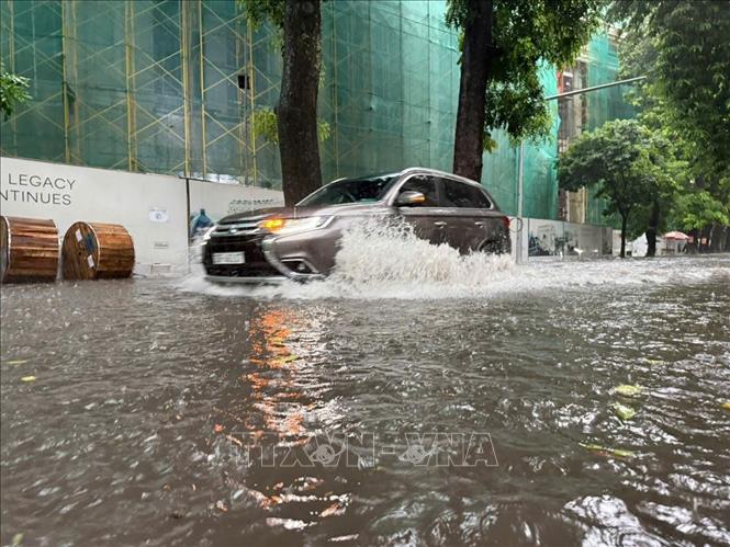 Ngập trên phố Đặng Thái Thân, phường Cửa Nam. Ảnh: Lâm Khánh - TTXVN