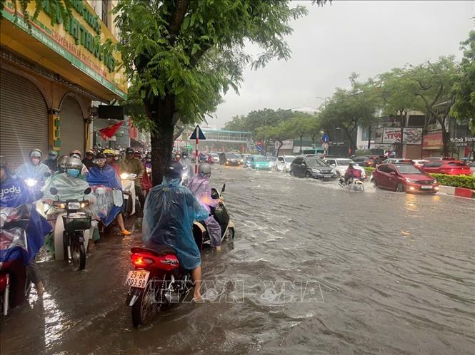 Ngập sâu trên đường Nguyễn Văn Cừ. Ảnh: An Đăng - TTXVN