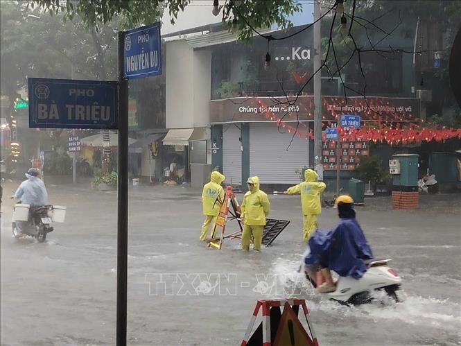 Ngập tại ngã tư Bà Triệu - Nguyễn Du. Ảnh: Hoàng Hiếu -TTXVN - TTXVN