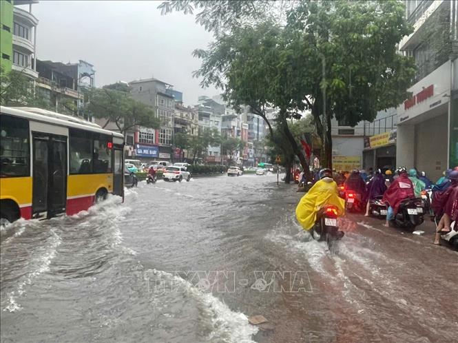Ngập sâu trên đường Nguyễn Văn Cừ. Ảnh: An Đăng - TTXVN
