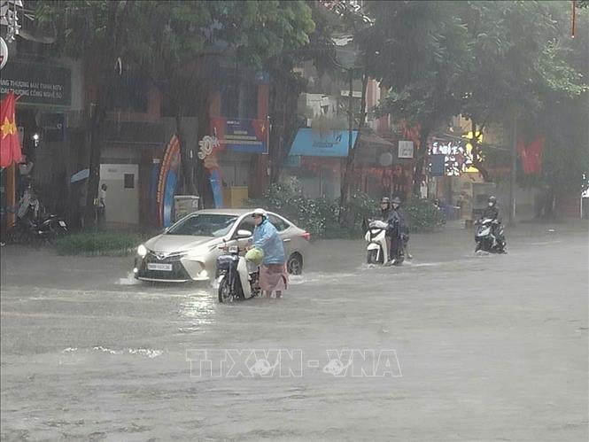 Mưa xối xả khiến nhiều tuyến đường nhanh chóng biến thành 