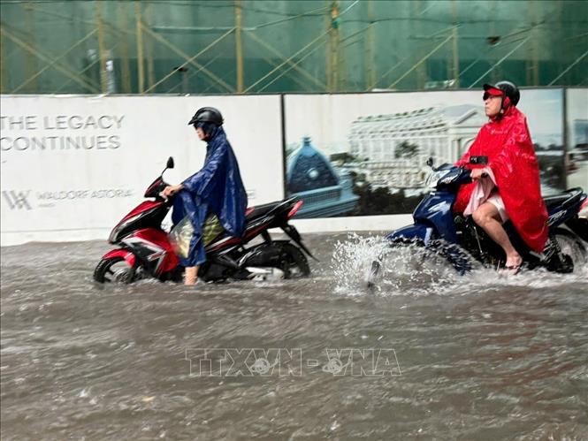 Mưa xối xả khiến nhiều tuyến đường nhanh chóng biến thành 