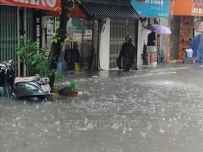 Phố Trần Quốc Toản ngập sâu ảnh hưởng trực tiếp đến cuộc sống của người dân. Ảnh: Hoàng Hiếu - TTXVN