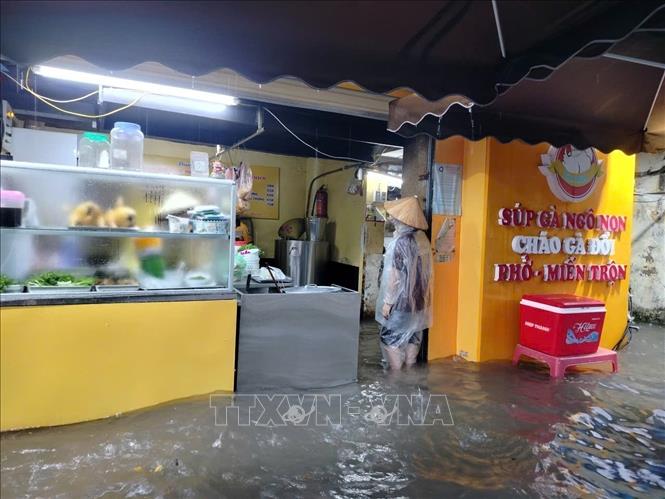 Phố Quang Trung ngập sâu ảnh hưởng trực tiếp đến cuộc sống của người dân. Ảnh: Hoàng Hiếu - TTXVN