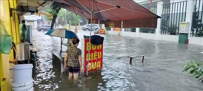 Phố Trần Quốc Toản ngập sâu ảnh hưởng trực tiếp đến cuộc sống của người dân. Ảnh: Hoàng Hiếu - TTXVN