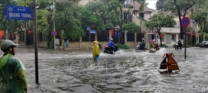 Phố Trần Quốc Toản ngập sâu ảnh hưởng trực tiếp đến cuộc sống của người dân. Ảnh: Hoàng Hiếu - TTXVN