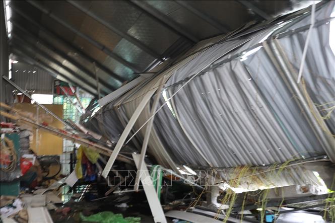 Lốc xoáy gây thiệt hại về người và tài sản tại phường Lý Thường Kiệt, tỉnh Ninh Bình. Ảnh: Thanh Tuấn - TTXVN 