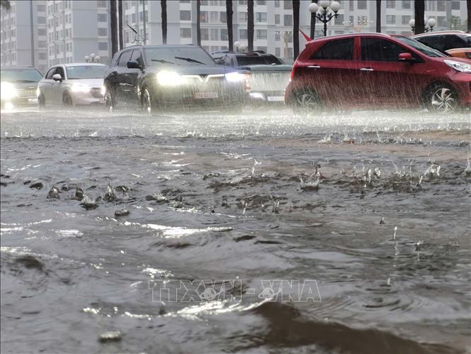 Mưa lớn ảnh hưởng đến việc di chuyển của người dân đầu giờ sáng tại KĐT Times City. Ảnh: Thanh Tùng - TTXVN
