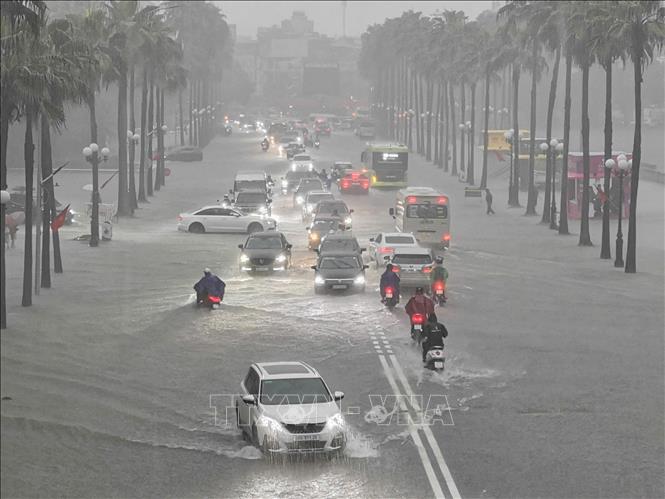 Mưa lớn ảnh hưởng đến việc di chuyển của người dân đầu giờ sáng tại KĐT Times City. Ảnh: Thanh Tùng - TTXVN