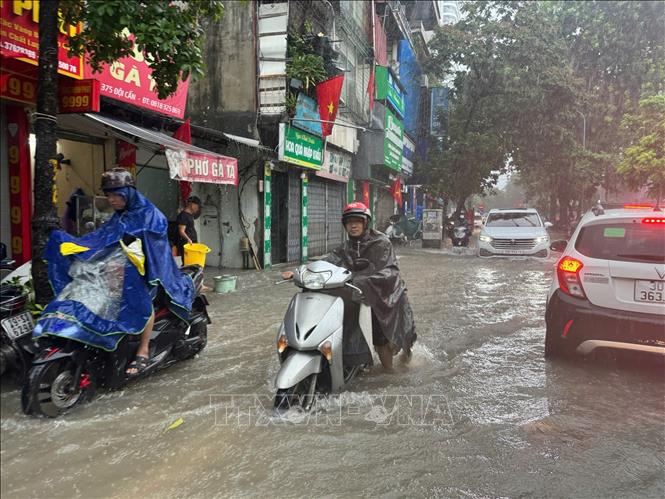 Phố Linh Lang ngập sâu, ảnh hưởng đến lưu thông của người dân Thủ đô. Ảnh: Quốc Khánh - TTXVN