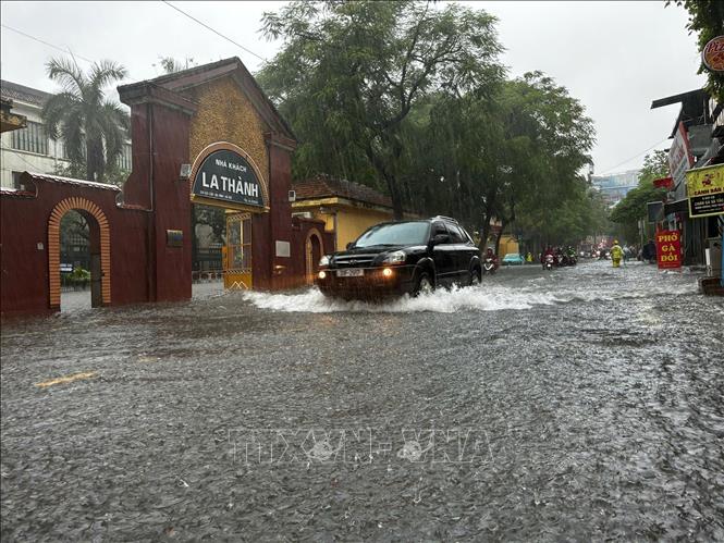 Phố Đội Cấn ngập sâu, ảnh hưởng đến lưu thông của người dân Thủ đô. Ảnh: Lê Đông - TTXVN