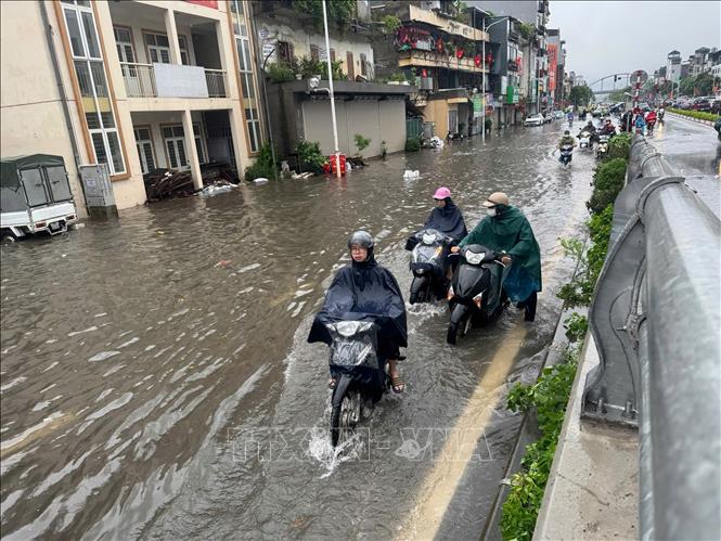 Phố Hồng Tiến (Bồ Đề) ngập sâu trong nước. Ảnh: Cương Quyết - TTXVN