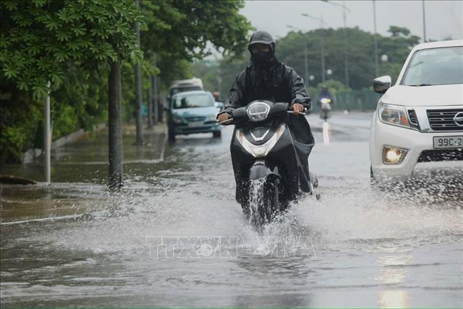 Mưa ngập ảnh hưởng đến các phương tiện giao thông trên phố Nguyễn Ngọc Chân, Phường Long Biên. Ảnh: Thành Phương - TTXVN