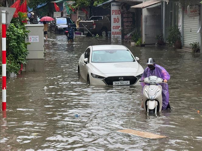 Phố Hồng Tiến (Bồ Đề) ngập sâu trong nước. Ảnh: Cương Quyết - TTXVN