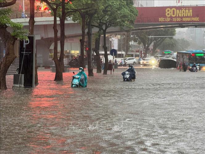 Phố Đào Tấn ngập sâu, ảnh hưởng đến lưu thông của người dân Thủ đô. Ảnh: Quốc Khánh - TTXVN
