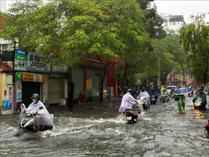 Phố Đội Cấn ngập sâu, ảnh hưởng đến lưu thông của người dân Thủ đô. Ảnh: Lê Đông - TTXVN