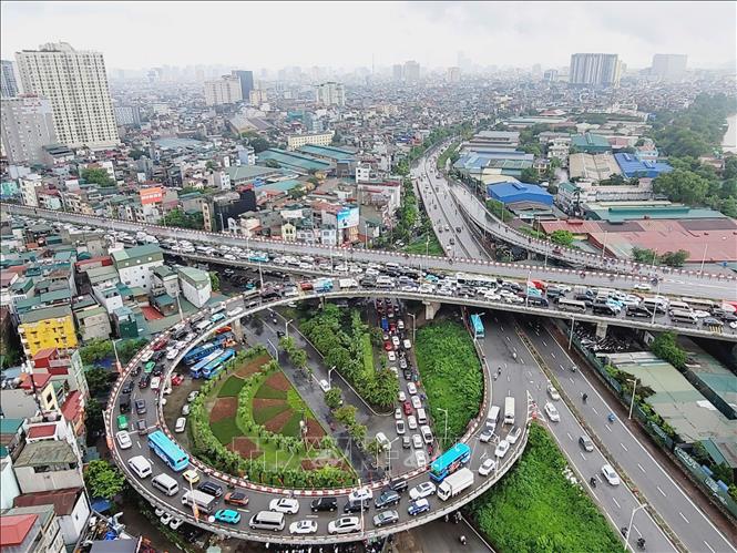 Nhiều phương tiện gặp khó khăn khi di chuyển trên đường dẫn lên cầu Vĩnh Tuy. Ảnh: Doãn Tấn - TTXVN