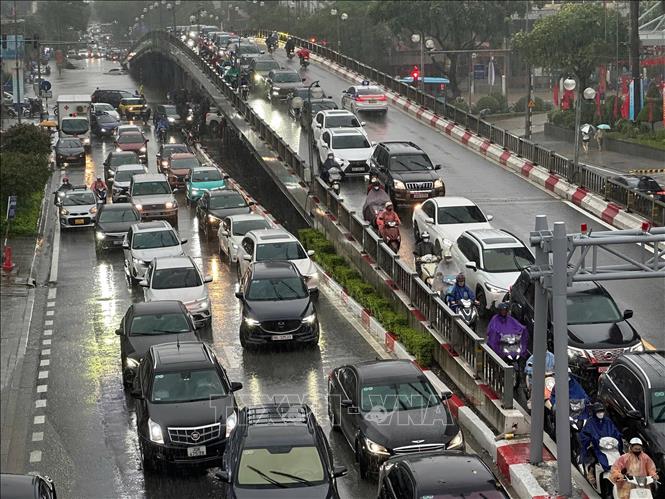 Ùn tắc giao thông cục bộ trên phố Láng Hạ. Ảnh: Huy Hùng - TTXVN