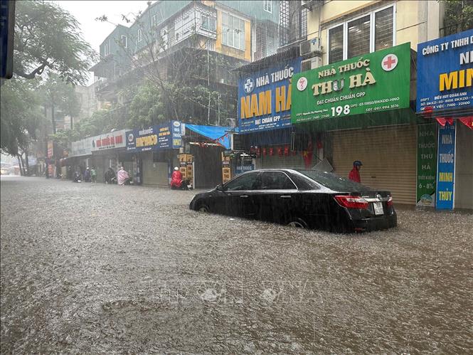 Ngập sâu trên phố Thái Thịnh. Ảnh: Huy Hùng - TTXVN