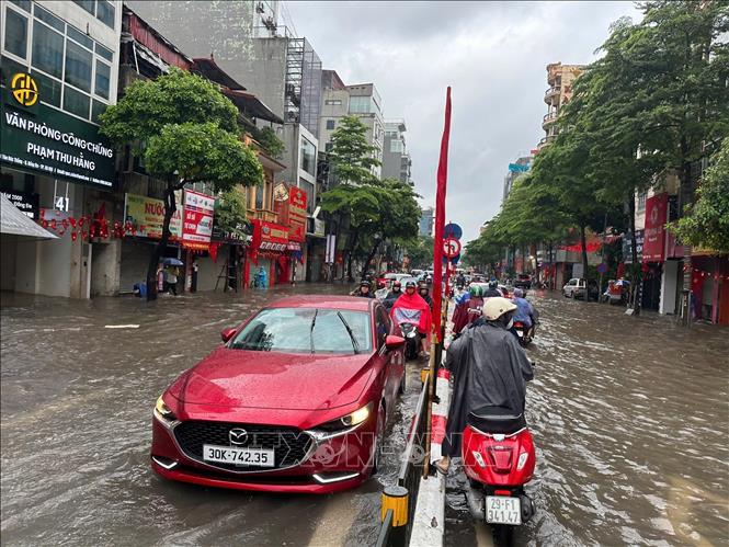 Các phương tiện lưu thông khó khăn trên phố Tôn Đức Thắng. Ảnh: Huy Hùng - TTXVN