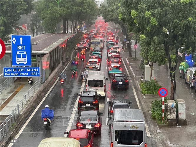 Ùn tắc giao thông trên phố Láng Hạ. Ảnh: Huy Hùng - TTXVN