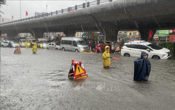 Khu vực dốc Minh Khai nước ngập sâu gần 1m. Ảnh: TTXVN