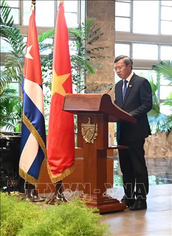Đại sứ Lê Quang Long nêu bật các thành tựu phát triển kinh tế-xã hội của đất nước và tình anh em gắn bó thuỷ chung Việt Nam-Cuba. Ảnh: Việt Hùng - p/v TTXVN tại Cuba