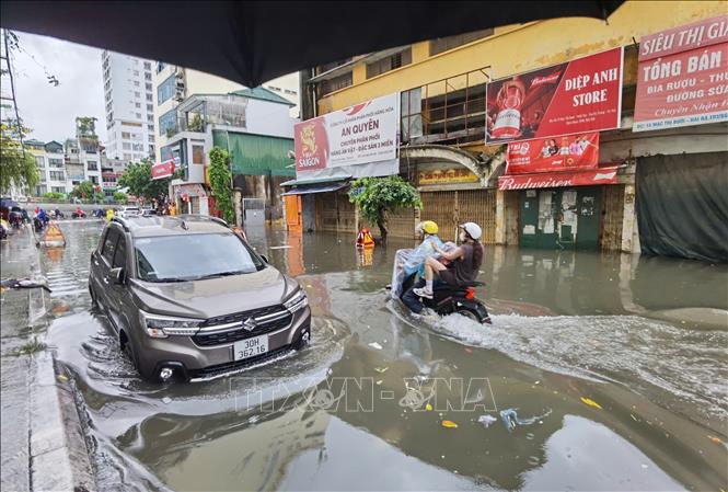 Úng ngập trên phố Mạc Thị Bưởi. Ảnh: Thanh Tùng - TTXVN