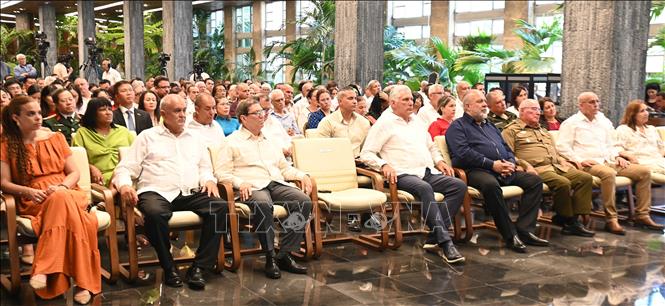 Bí thư thứ Nhất Ban Chấp hành trung ương Đảng Cộng sản Cuba, Chủ tịch nước Cộng hòa Cuba, Miguel Díaz-Canel Bermúdez (hàng đầu, thứ 5, từ phải sang); Thủ tướng Manuel Marrero Cruz (hàng đầu, thứ 4, từ phải sang); Bộ tưởng Các lực lượng vũ trang Thượng tướng Álvaro López Miera, cùng các quan khách tại sự kiện. Ảnh: Việt Hùng-P/v TTXVN tại Cuba