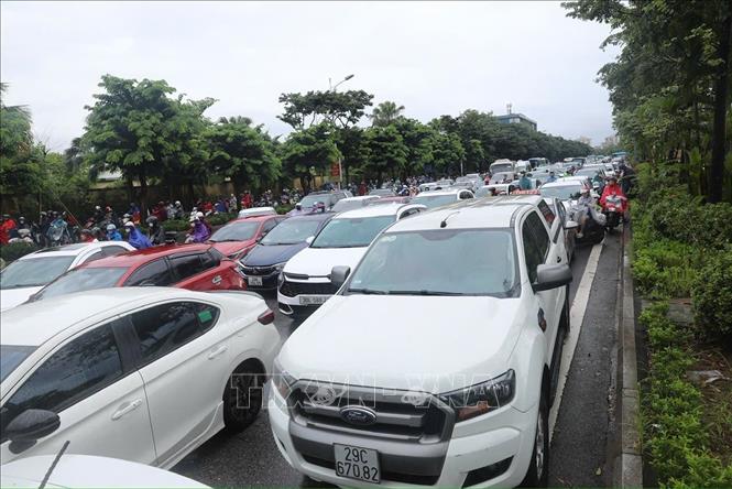 Ngập úng khiến ùn tắc đường hơn 1 giờ, các xe không thể di chuyển trên phố Đàm Quang Trung. Ảnh: Thành Phương - TTXVN
