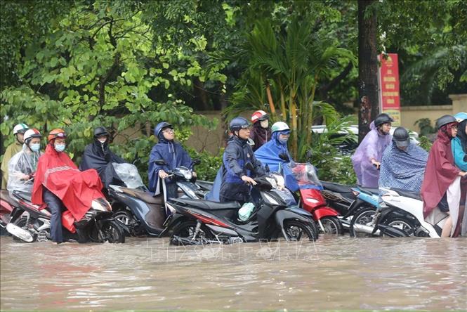 Ngập úng trên phố Đàm Quang Trung. Ảnh: Thành Phương - TTXVN