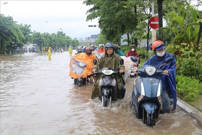 Ngập úng trên phố Đàm Quang Trung. Ảnh: Thành Phương - TTXVN
