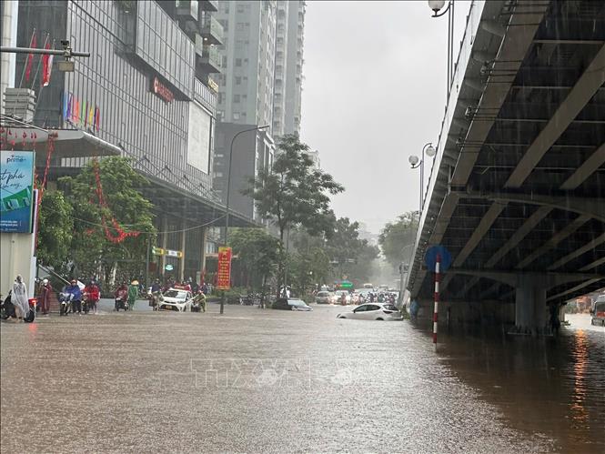 Ngập sau tại khu vực chân cầu vượt Láng Hạ - Huỳnh Thúc Kháng-Thái Hà. Ảnh: Huy Hùng - TTXVN