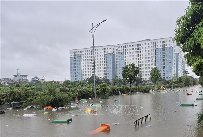 Đường vào Trường Tiểu học Đông Ngạc (phường Đông Ngạc, thành phố Hà Nội) bị ngập sâu. Ảnh: Nguyễn Thắng - TTXVN