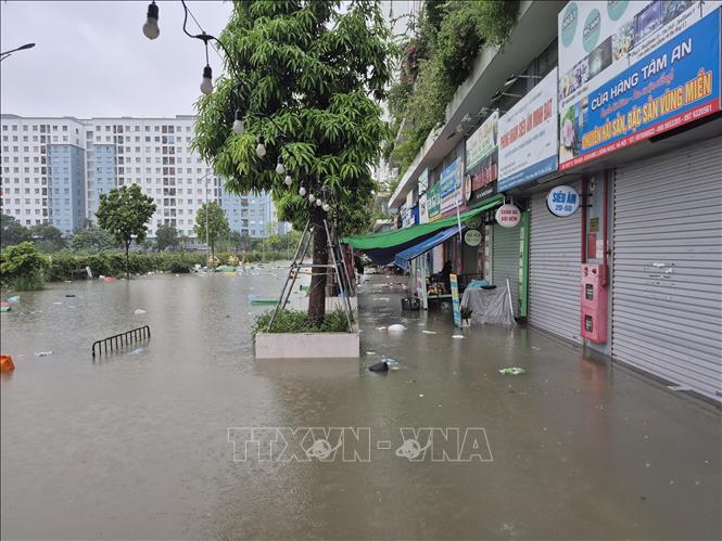 Mưa lớn, ngập úng cục bộ ảnh hưởng đến đời sống sinh hoạt, kinh doanh của người dân. Ảnh: Nguyễn Thắng - TTXVN