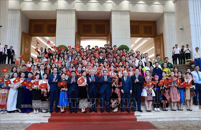 Thủ tướng Phạm Minh Chính với các đại biểu tham dự Hội nghị tổng kết Chương trình và Phong trào thi đua “Cả nước chung tay xóa nhà tạm, nhà dột nát”. Ảnh: Dương Giang-TTXVN 

