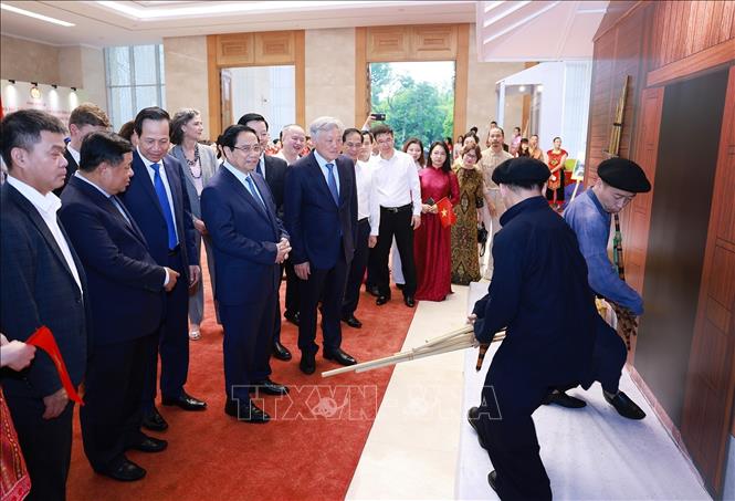 Thủ tướng Phạm Minh Chính xem biểu diễn văn hoá dân tộc tại Hội nghị tổng kết Chương trình và Phong trào thi đua “Cả nước chung tay xóa nhà tạm, nhà dột nát”. Ảnh: Dương Giang-TTXVN 
