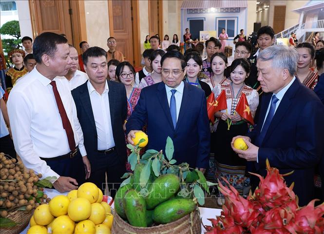 Thủ tướng Phạm Minh Chính tham quan trưng sản phẩm OCOP tại Hội nghị tổng kết Chương trình và Phong trào thi đua “Cả nước chung tay xóa nhà tạm, nhà dột nát”. Ảnh: Dương Giang-TTXVN 