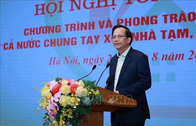 Bộ trưởng Bộ Dân tộc và Tôn giáo Đào Ngọc Dung báo cáo tổng kết Chương trình và Phong trào thi đua “Cả nước chung tay xóa nhà tạm, nhà dột nát”. Ảnh: Dương Giang-TTXVN  
