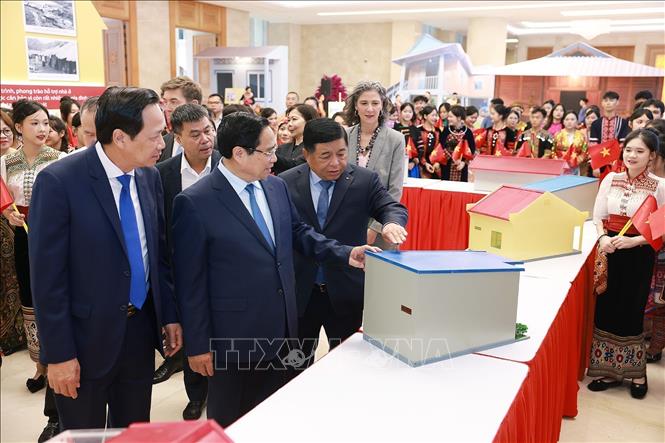 Thủ tướng Phạm Minh Chính tham quan mô hình thiết kế nhà tại các địa phương. Ảnh: Dương Giang-TTXVN