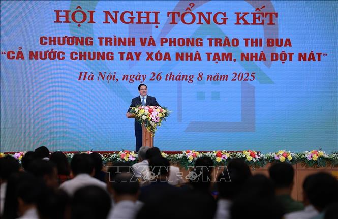 Thủ tướng Phạm Minh Chính phát biểu tại Hội nghị tổng kết Chương trình và Phong trào thi đua “Cả nước chung tay xóa nhà tạm, nhà dột nát”. Ảnh: Dương Giang-TTXVN 

