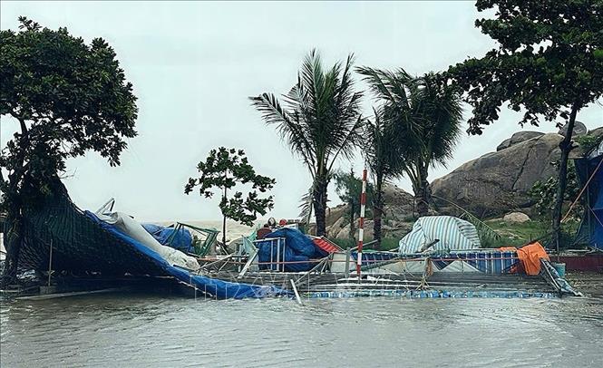 Khu lán trại phục vụ du lịch ven biển Sầm Sơn bị gió mạnh đêm 25/8 đánh sập. Ảnh: Việt Hoàng - TTXVN