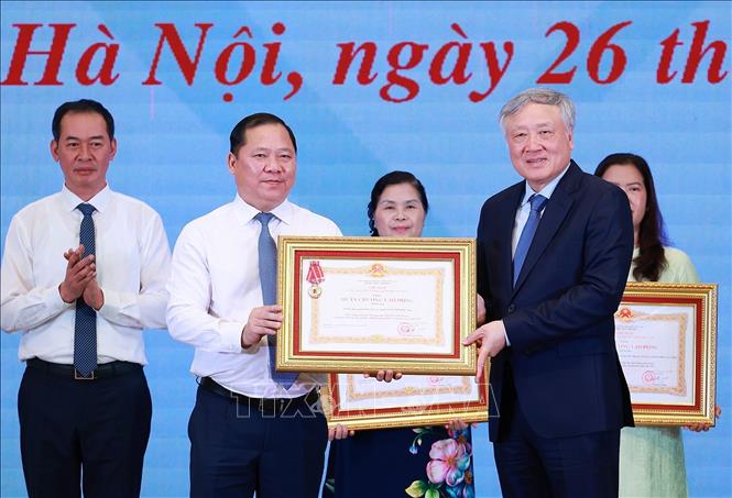 Phó Thủ tướng Thường trực Nguyễn Hoà Bình trao Huân chương Lao động hạng Ba cho các tập thể có thành tích xuất sắc trong Phong trào thi đua “Cả nước chung tay xóa nhà tạm, nhà dột nát”. Ảnh: Dương Giang-TTXVN 
